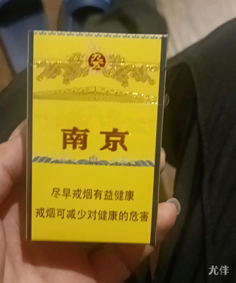 苏州伴游网会员唉风云微信电话及艺术照-32岁男身高176CM大专学历工作办公室职